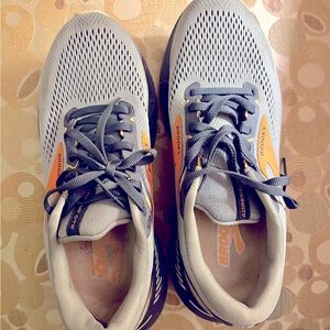 Men’s Brooks Adrenaline GTS 23 size 9D, EUC